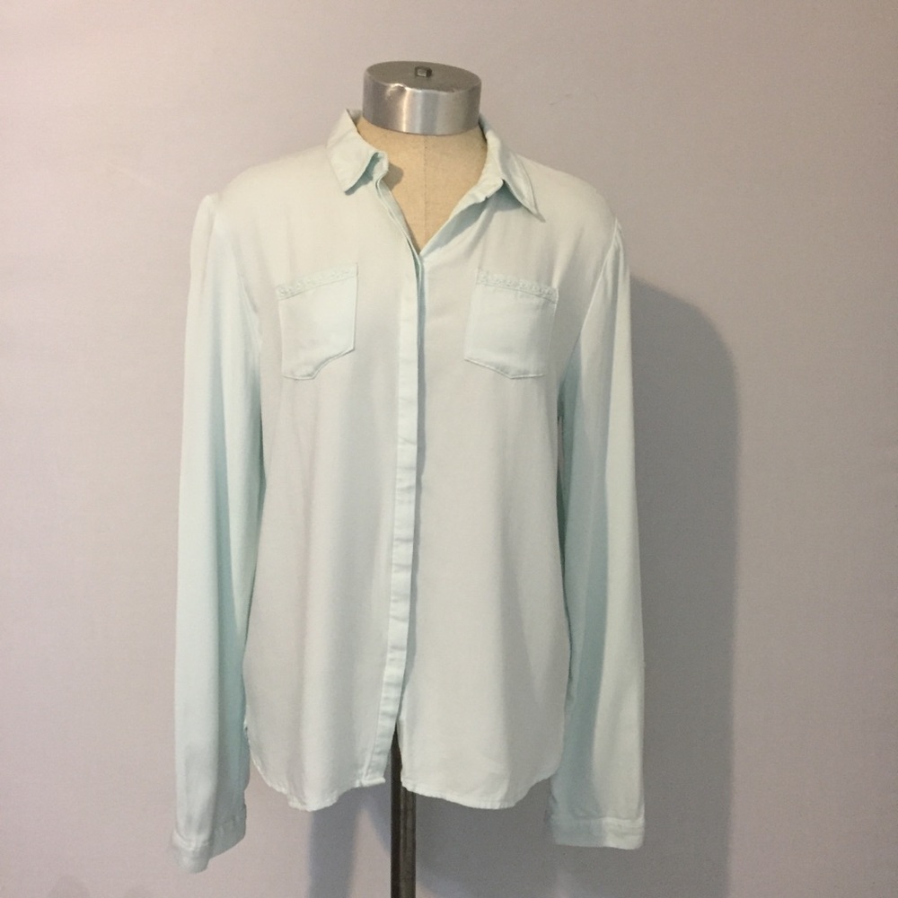 ✨ MAKE OFFER ✨

{LAUREN CONRAD} SUPER SOFT BUTTON DOWN SHIRT